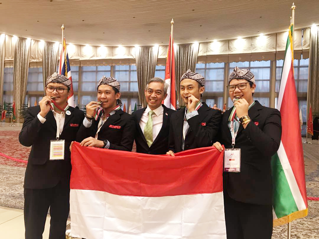 Empat Siswa Indonesia Sabet Medali Perak di Olimpiade Biologi Iran