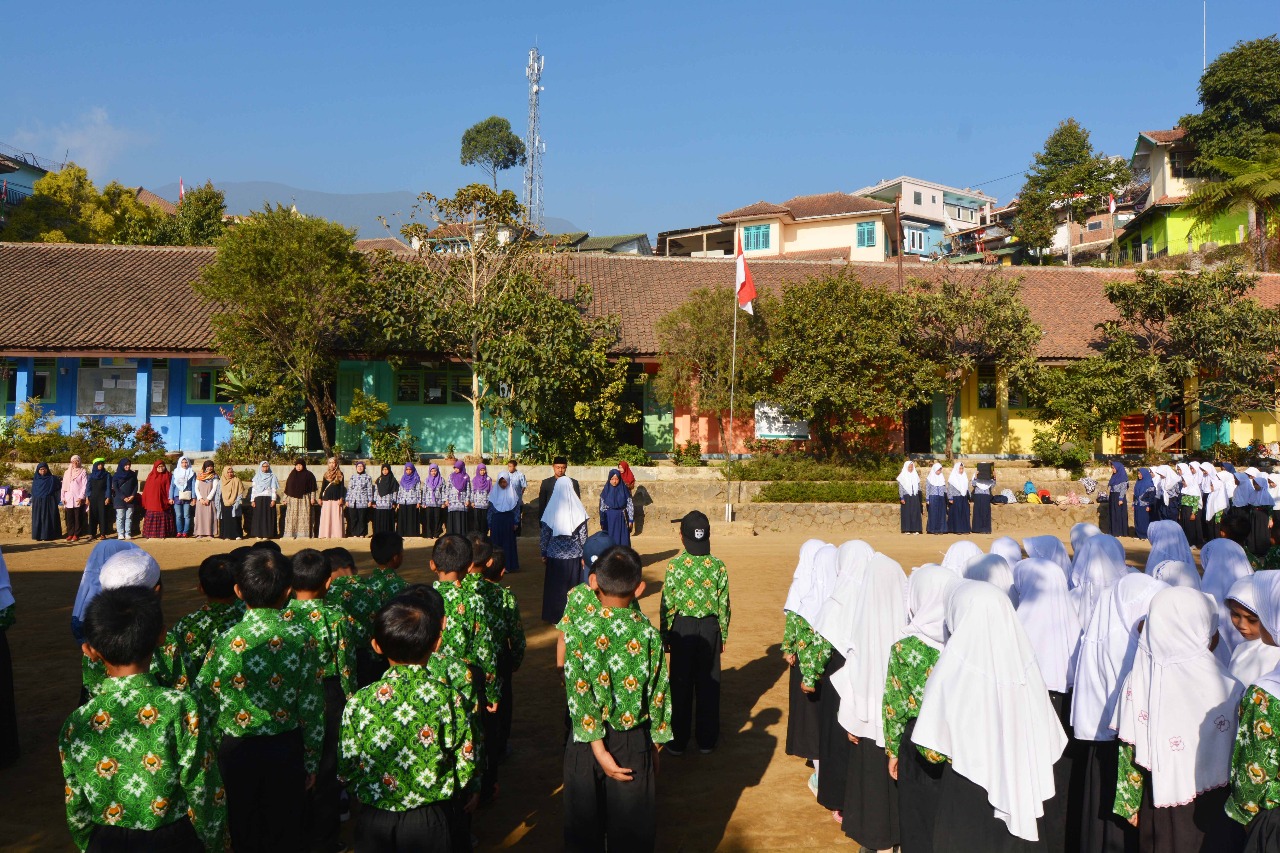 KFP Dompet Dhuafa Upacara Peringatan HUT RI di Sekolah MI Al-Ikhlas Bawah Kaki Gunung Gede