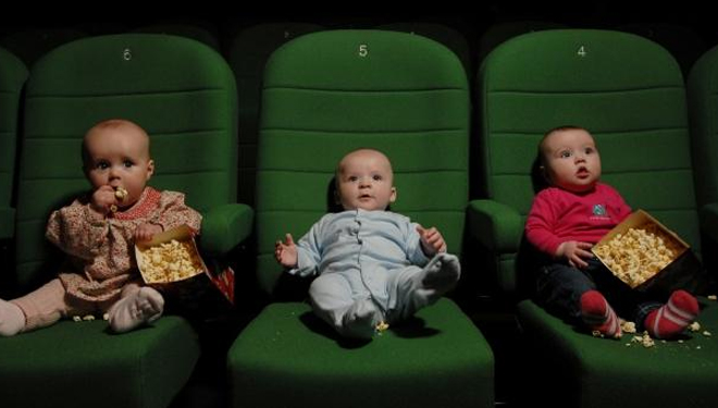 Resiko sering Mengajak Bayi Nonton Bioskop