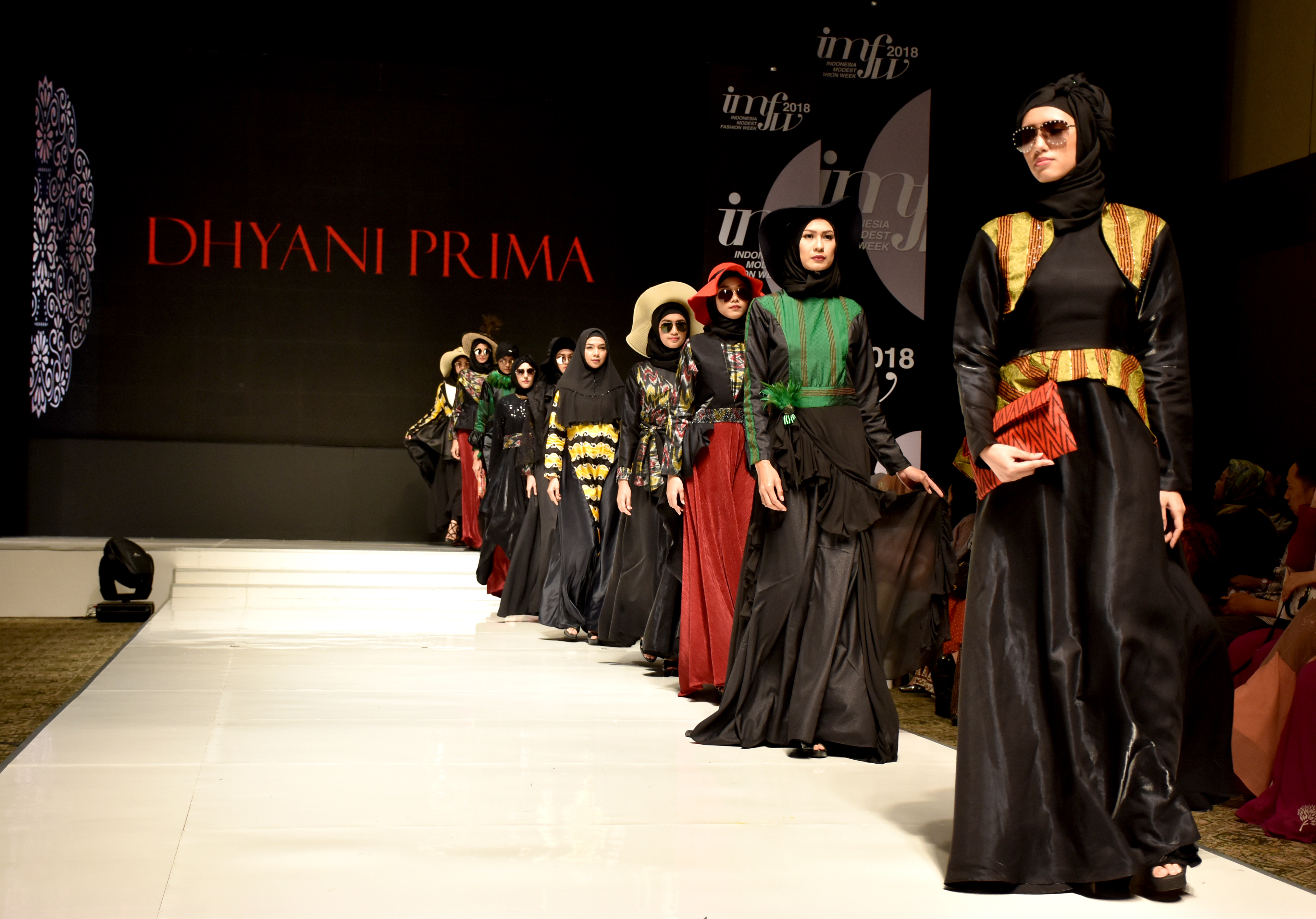 Desainer Dhyani Prima Bawakan Rancangan bertajuk Labello Keindahan Pesisir Makassar di Ajang IMFW 2018