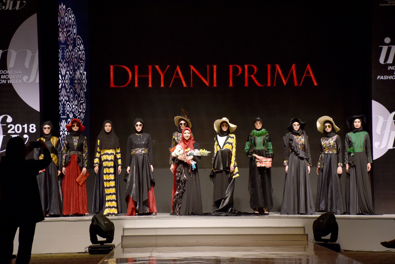 Desainer Dhyani Prima Bawakan Rancangan bertajuk Labello Keindahan Pesisir Makassar di Ajang IMFW 2018