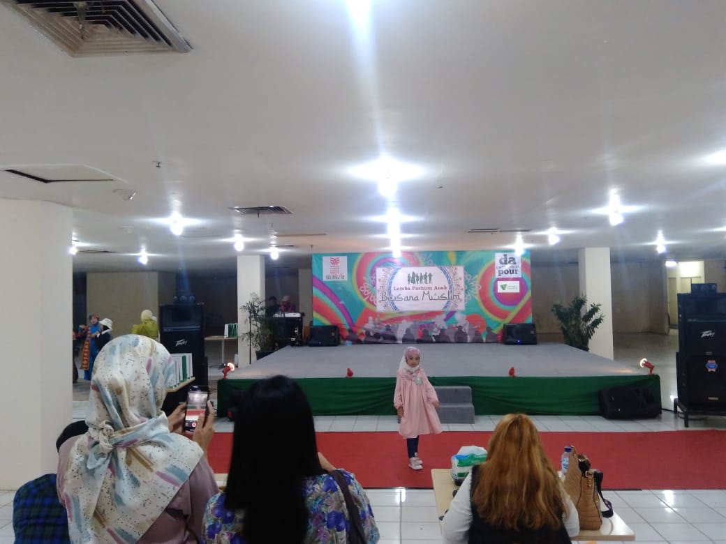 Lomba Fashion Show Busana Muslim Siswa SD Meriahkan Peringatan Maulid Nabi Muhammad