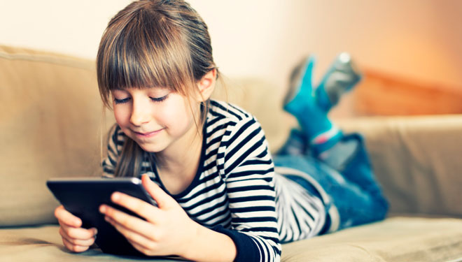 Mengenal Efek Negatif Gadget Holic pada Postur Tubuh dan Kesehatan Mata Anak