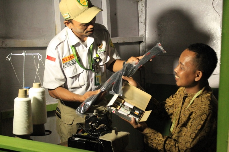 BAZNAS Beri Bantuan Guru Madrasah yang Tinggal di Gubuk