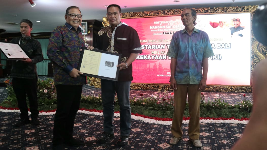 Kemenkop dan UKM Berikan Sertifikat HAKI Untuk Dua Perajin Bali