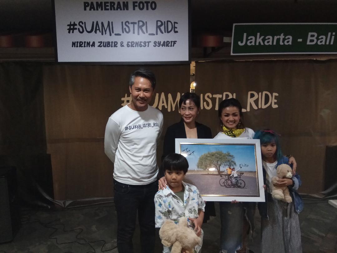 Nirina Zubir dan Ernest Gelar Pameran Foto Pengalaman Bersepeda Jakarta-Bali