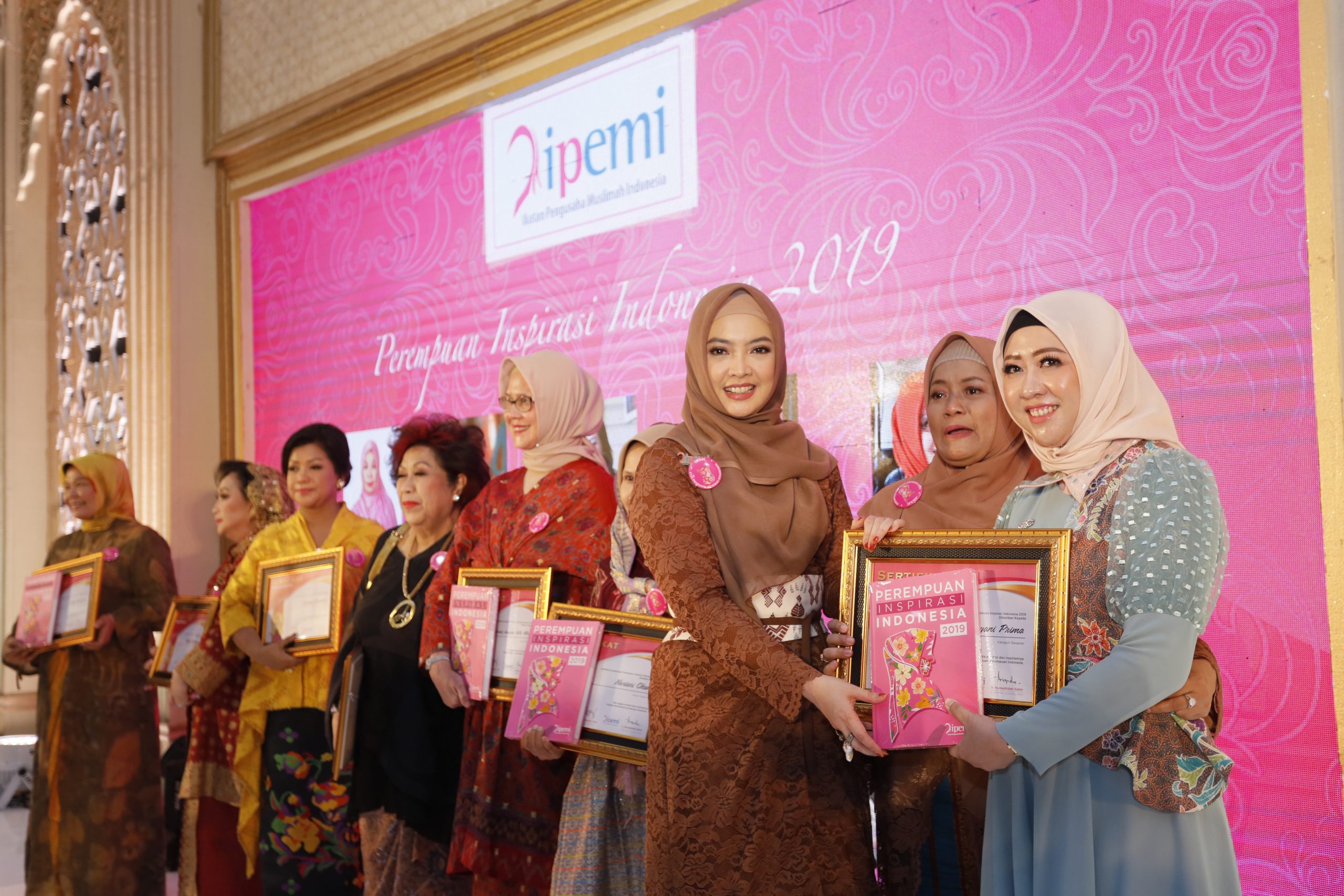 Dhyani Prima Raih Penghargaan Perempuan Inspirasi Indonesia