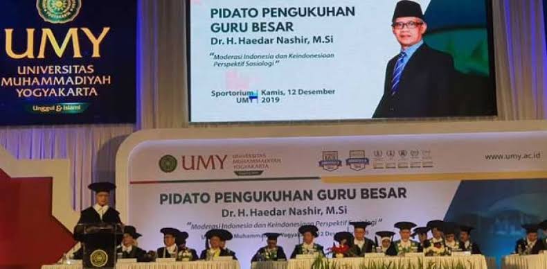 Ketum PP Muhammadiyah Dikukuhkan Sebagai Guru Besar UMY
