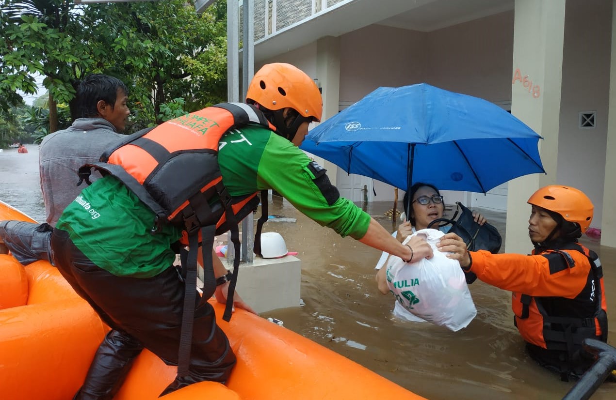 DMC Dompet Dhuafa Kerahkan Personel Bantu Warga Terdampak Banjir di Jabodetabek
