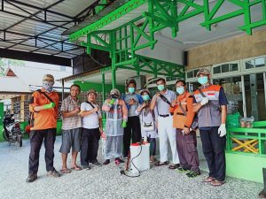 Rumah Zakat-Pemkot Pontianak Semprotkan Disinfektan di Desa Batulayang