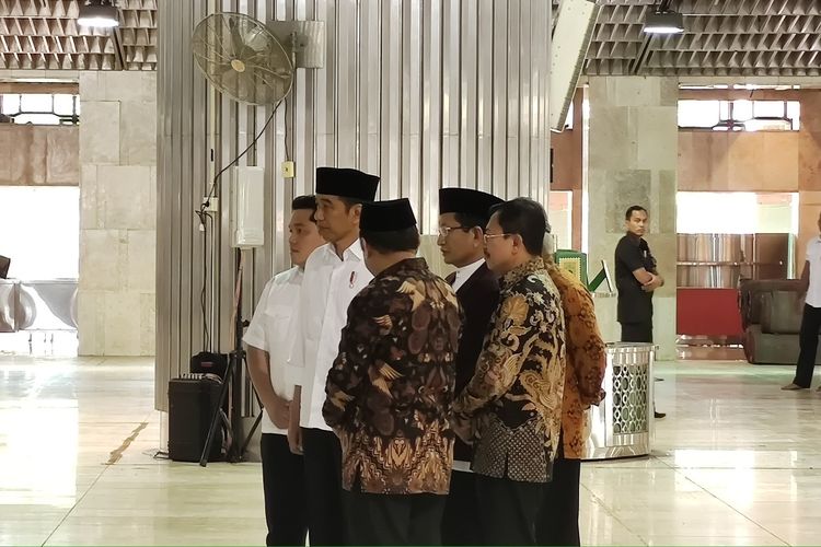Jelang Jumatan, Jokowi Tinjau Sterilisasi Masjid Istiqlal