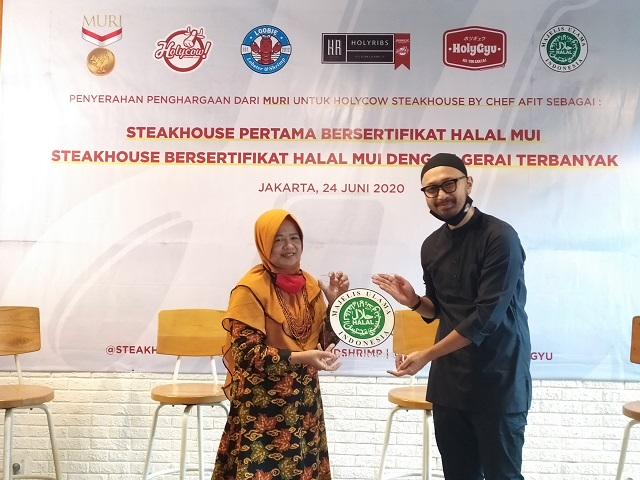 Holycow! Steakhouse by Chef Afit Kantongi Sertifikat Halal MUI