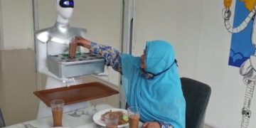 Salut, Santriwati Ini Sukses Kembangkan Robot Pelayan Caffe