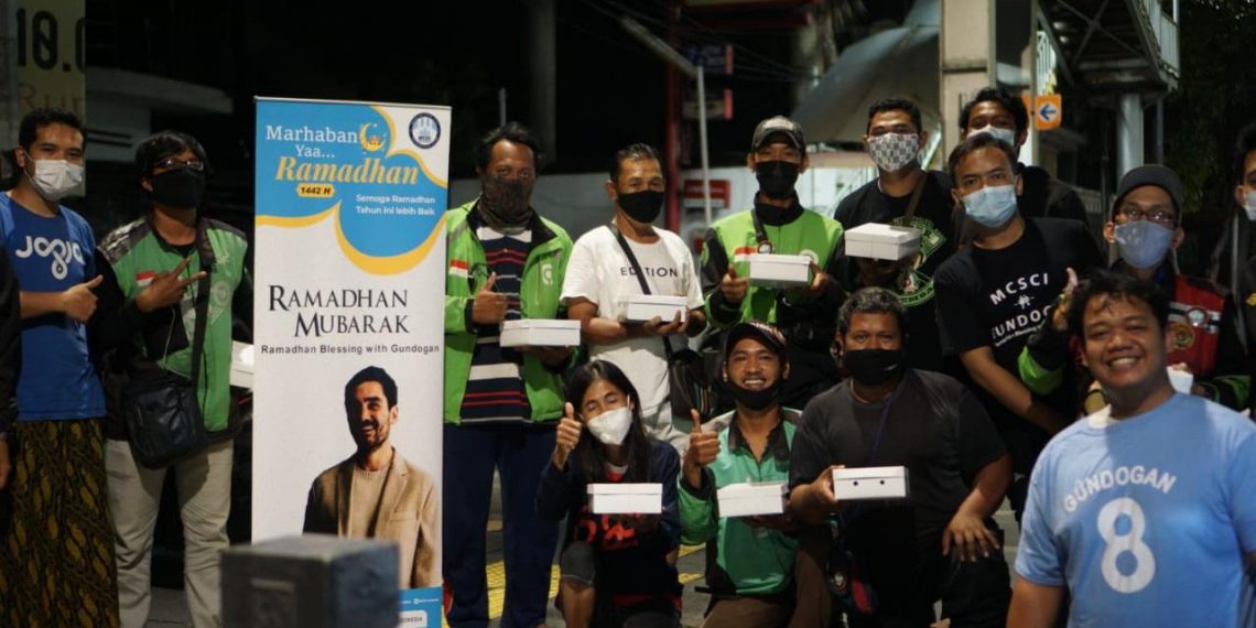 Suporter Manchester City Bagi-bagi Takjil dari Ilkay Gundogan di 4 Kota