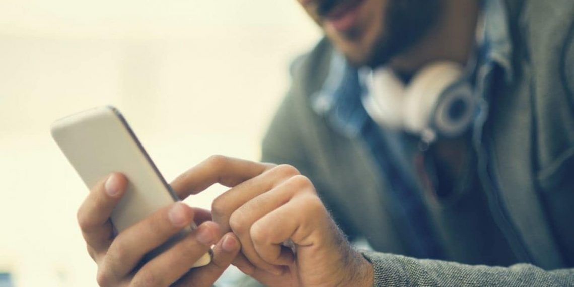 Hukum Bermain Smartphone Saat Khutbah Jumat Berlangsung