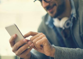 Hukum Bermain Smartphone Saat Khutbah Jumat Berlangsung