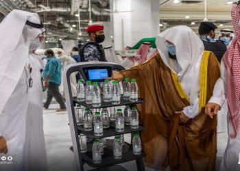 Kurangi Interaksi di Masjidil Haram, Saudi Hadirkan Robot Pintar Pengantar Air Zam-zam