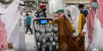 Kurangi Interaksi di Masjidil Haram, Saudi Hadirkan Robot Pintar Pengantar Air Zam-zam