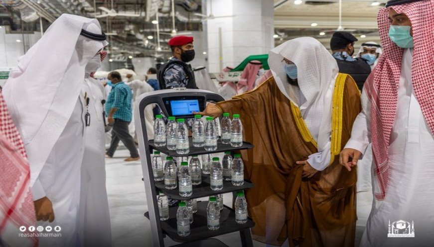 Kurangi Interaksi di Masjidil Haram, Saudi Hadirkan Robot Pintar Pengantar Air Zam-zam