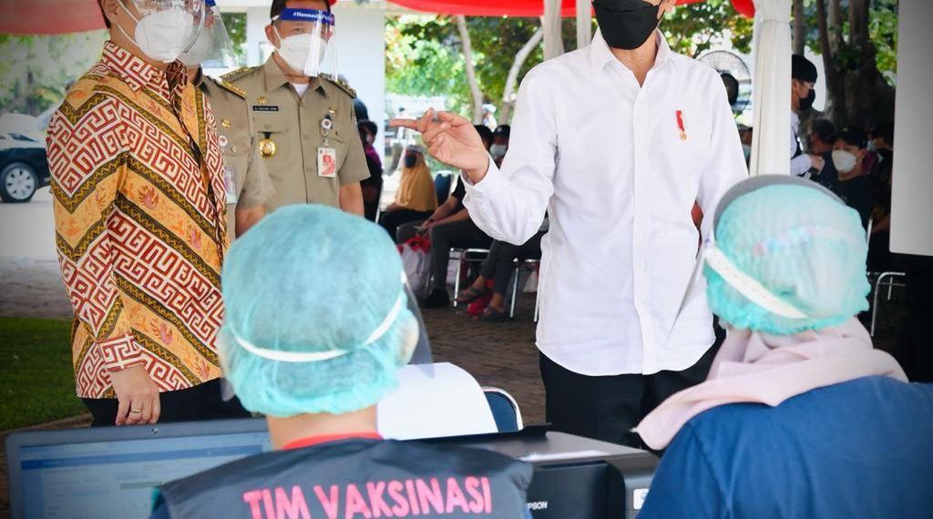 Jokowi Dorong DKI Jakarta Lakukan 100 Ribu Vaksinasi Per Hari