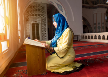 Hukum Membaca Al-Quran Tanpa Berhijab Bagi Perempuan