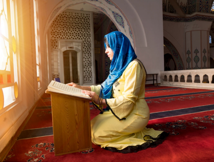 Hukum Membaca Al-Quran Tanpa Berhijab Bagi Perempuan