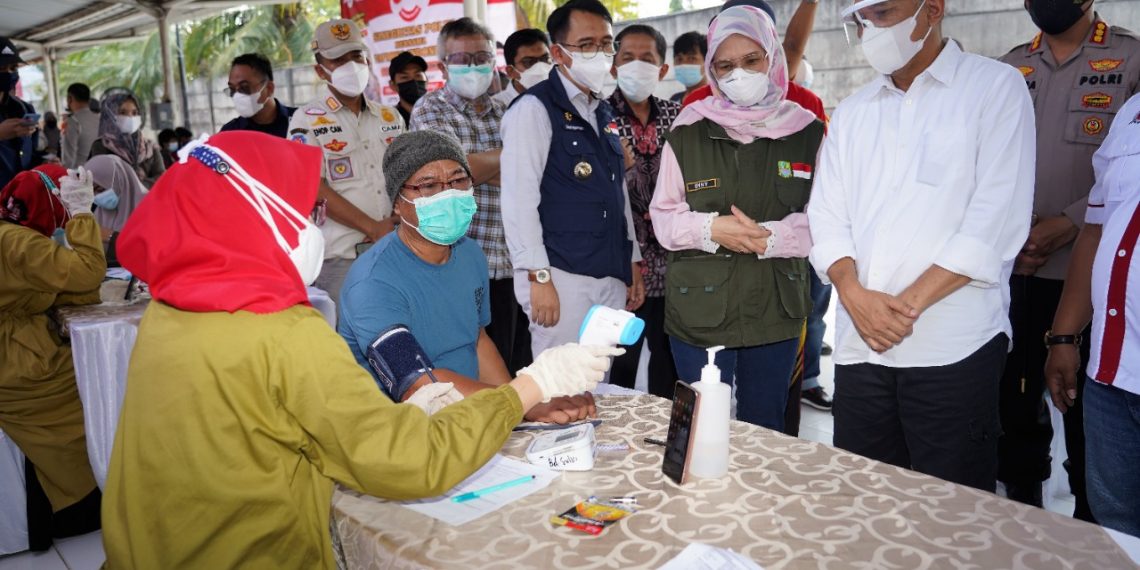 Vaksinasi Merah Putih Digelar Untruk Pedagang Bakso Bekasi