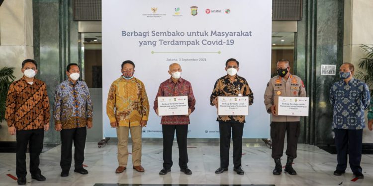 Paket Sembako Bagi Masyarakat UMKM Terdampak Covid-19 Dibagikan