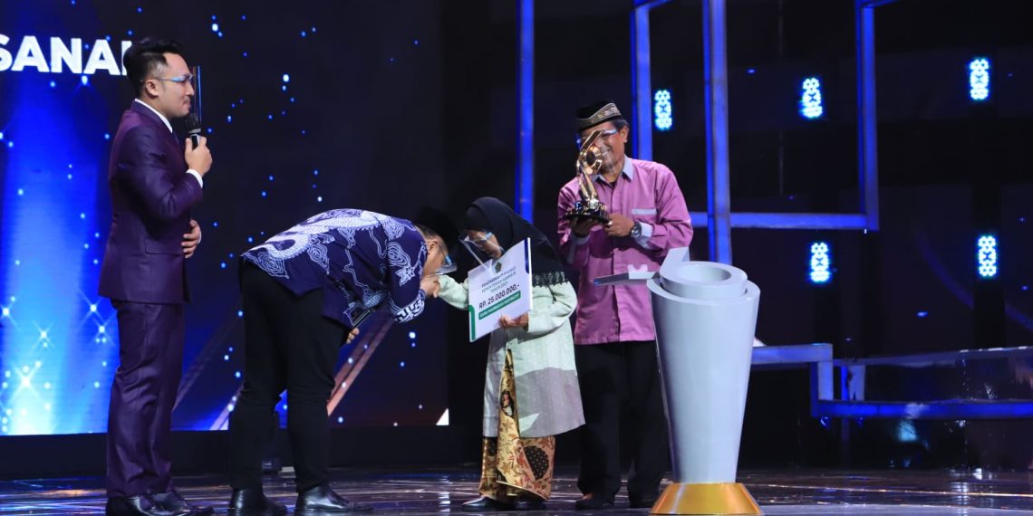 68 Tahun Mengajar Madrasah, Menag Siapkan Afirmasi untuk Ibu Neneh Hasanah