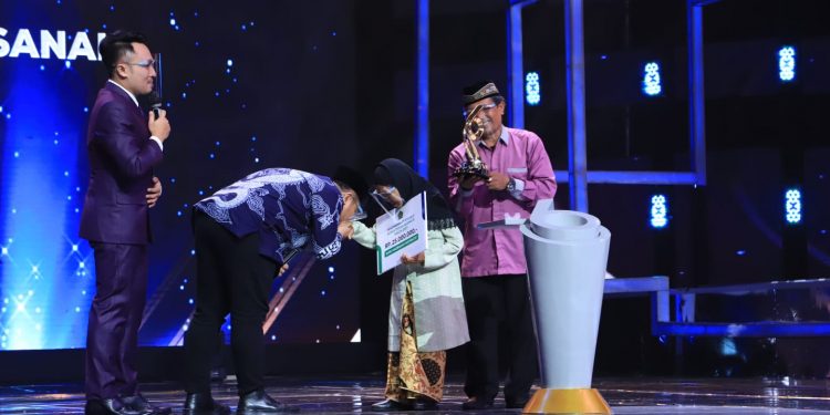 68 Tahun Mengajar Madrasah, Menag Siapkan Afirmasi untuk Ibu Neneh Hasanah