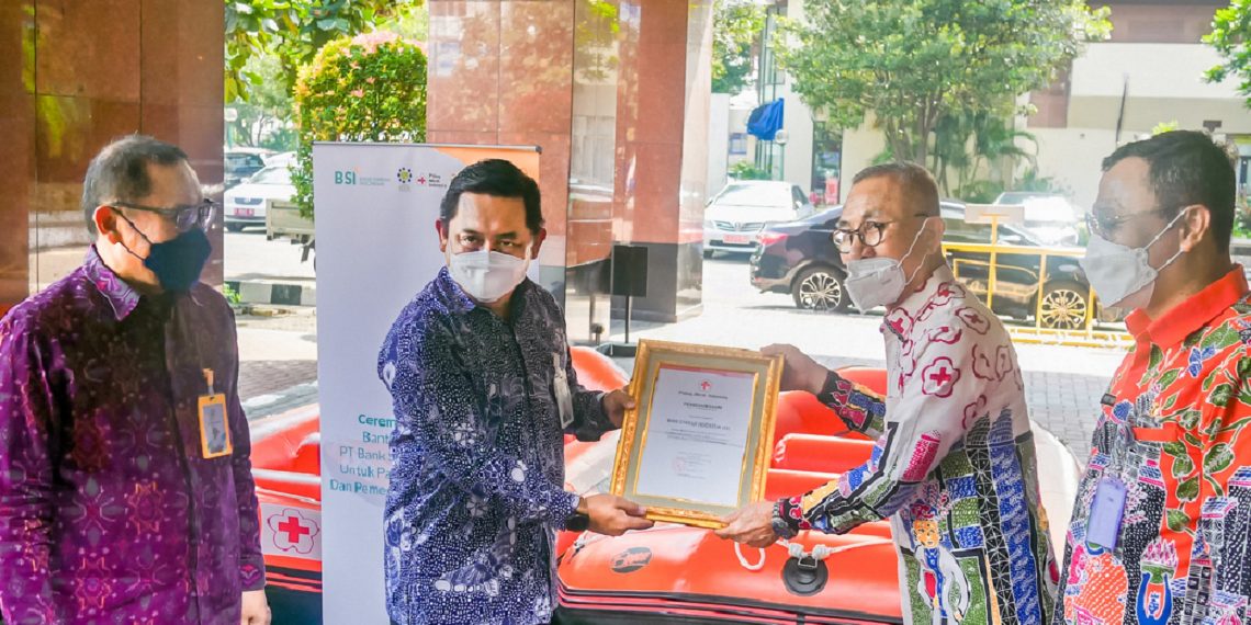 Bantu Mitigasi Bencana Banjir Jakarta, BSI dan Yayasan BSMU Berikan Perahu Karet