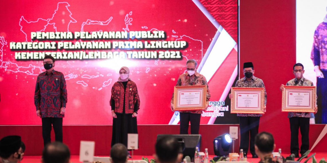 Berikan Pelayanan Prima, Menag dan Kemenag Bali Raih Penghargaan Kementerian PANRB