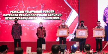 Berikan Pelayanan Prima, Menag dan Kemenag Bali Raih Penghargaan Kementerian PANRB