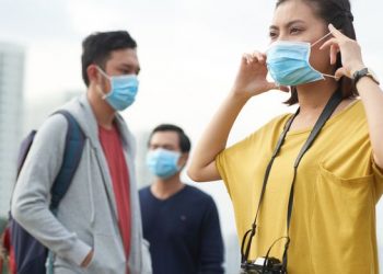 Tiga Hal Yang Harus Diperhatikan Sebelum Anda Melepas Masker di Ruang Publik