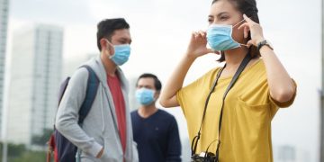 Tiga Hal Yang Harus Diperhatikan Sebelum Anda Melepas Masker di Ruang Publik