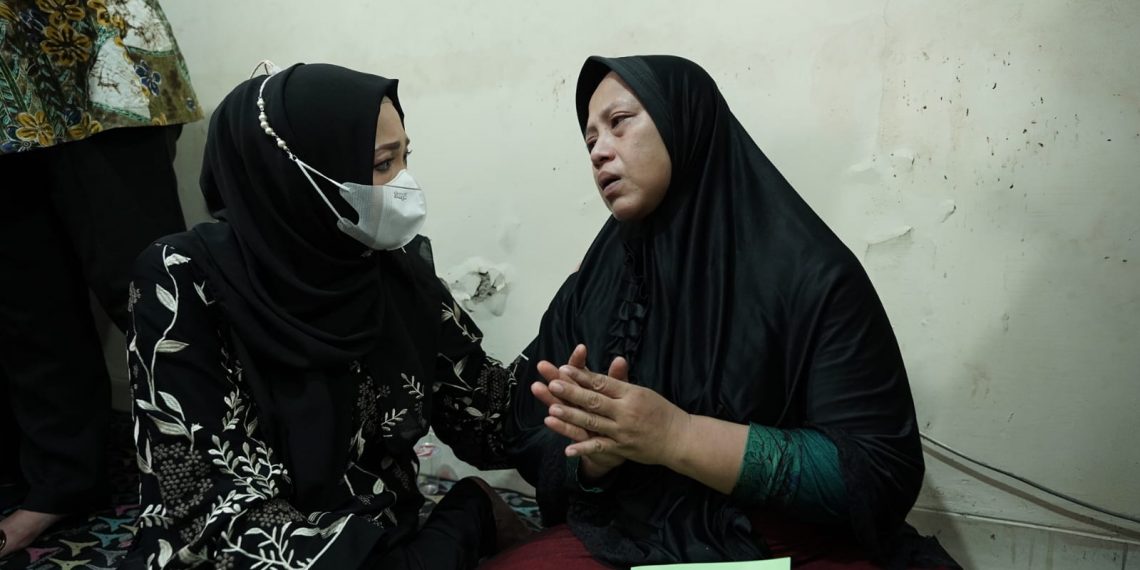 Beri Santunan, Penasihat DWP Kemenag Kunjungi Keluarga Korban Musibah MTsN 19