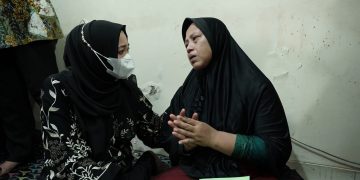 Beri Santunan, Penasihat DWP Kemenag Kunjungi Keluarga Korban Musibah MTsN 19