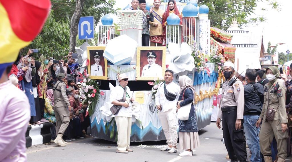 Ribuan Masyarakat Kalsel Saksikan Parade Kebudayaan Pawai Ta’aruf MTQ Nasional XXIX