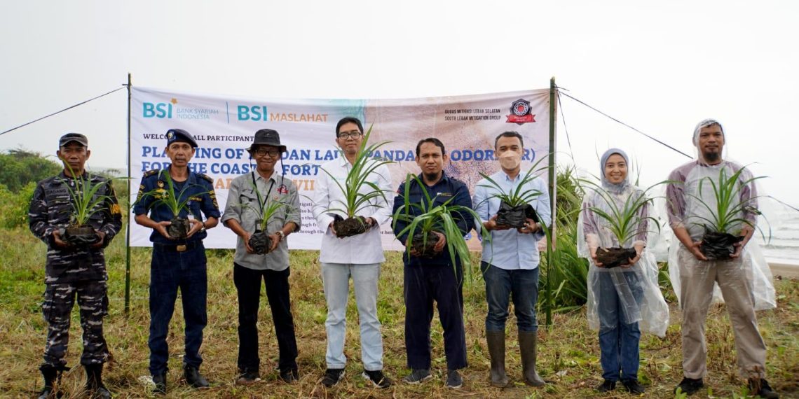 BSI Bersama BSI Maslahat Tanam 2.500 Bibit Pandan Laut di Lebak Banten