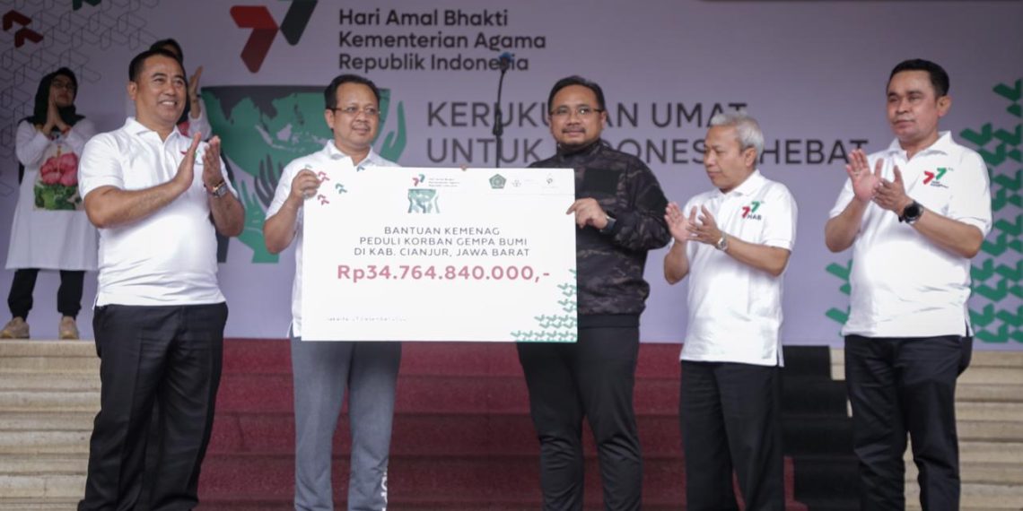 Menag Serahkan Rp34,7 Miliar Bantuan ASN Kemenag untuk Penyintas Gempa Cianjur