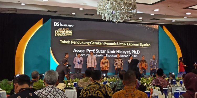 Direktur INSIS KNEKS Raih Penghargaan Tokoh Pendukung Gerakan Pemuda Eksyar