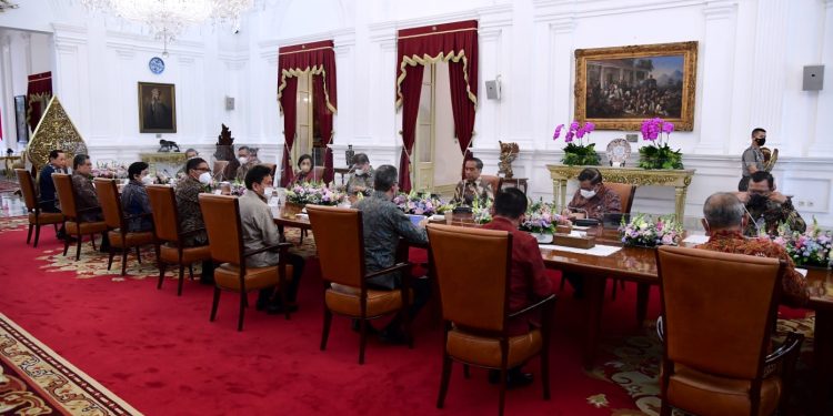 Presiden Jokowi Gelar Pertemuan Dengan Perwakilan Industri Jasa Keuangan di Istana Merdeka