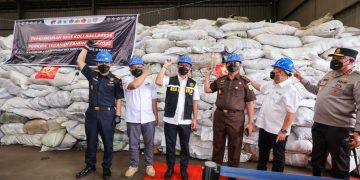 112,95 Ton Impor Pakaian, Sepatu, dan Tas Bekas Ilegal Senilai Rp17,4 Miliar Dimusnahkan di Batam