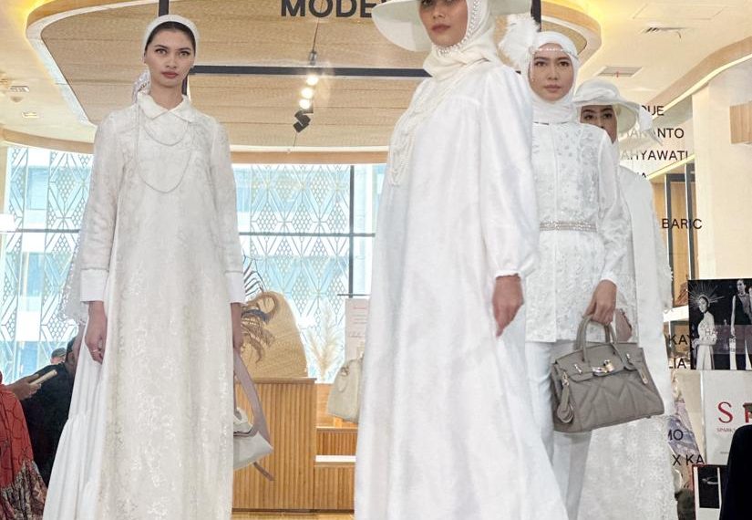 Hurremfia by Fia Tampil Memukau di Royal Raya Runway 2023 dengan Koleksi Raya Series