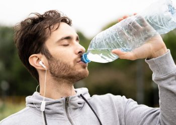 Berapa Sih Anjuran Jumlah Air Putih yang Harus Diminum Setiap Hari?