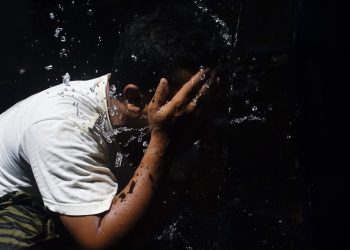 Benarkah Bersentuhan dengan Lawan Jenis Membatalkan Wudhu ?