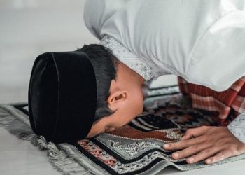 Yang Harus Dilakukan Makmum Saat Imam Lupa Rakaat Shalat