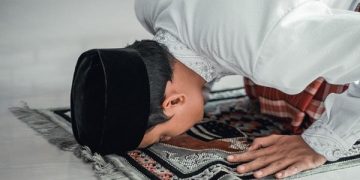 Yang Harus Dilakukan Makmum Saat Imam Lupa Rakaat Shalat