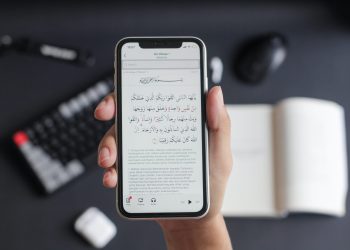 Hukum Membawa HP yang Terinstal Aplikasi Al Quran ke Toilet