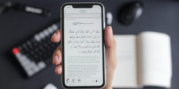 Hukum Membawa HP yang Terinstal Aplikasi Al Quran ke Toilet